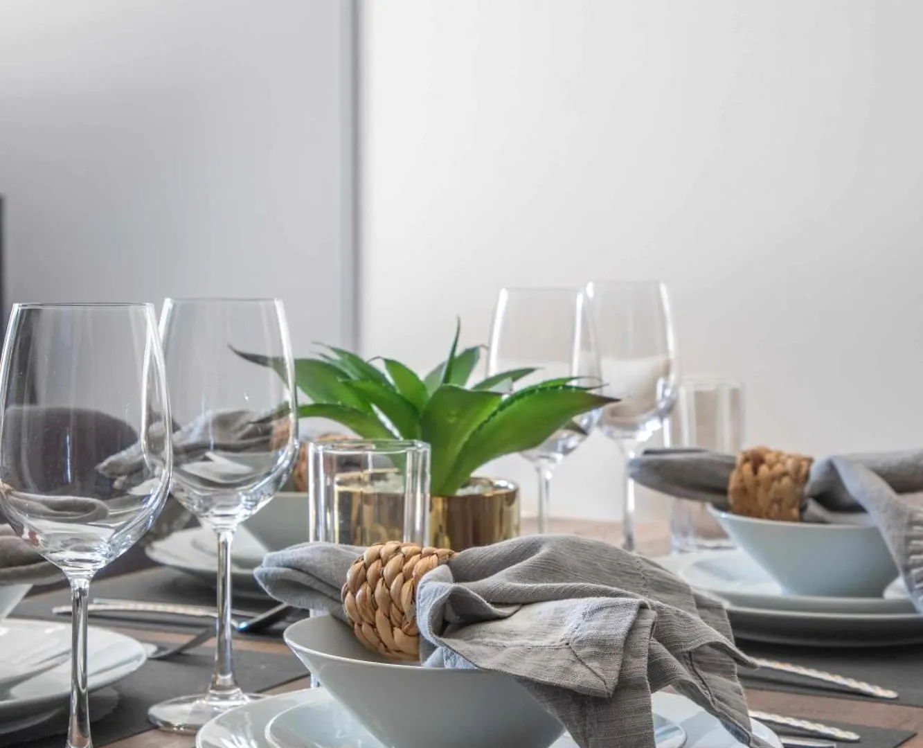 Frank Porter - Yansoon 5 Dubai Apartment